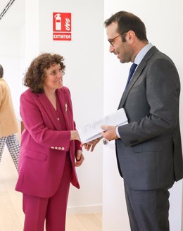 O ministro de Economía, Comercio e Empresa, Carlos Corpo, e a alcaldesa de Santiago de Compostela, Goretti Sanmartín, saúdanse á súa chegada a unha reunión, na sede do Ministerio, a 10 de maio de 2024, en Madrid.