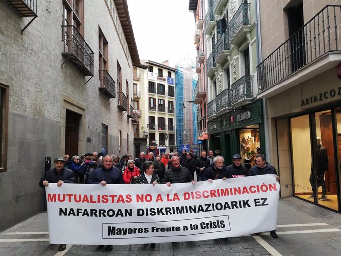 Manifestación de Mayores Frente a la Crisis para protestar por la "discriminación" a los mutualistas navarros.