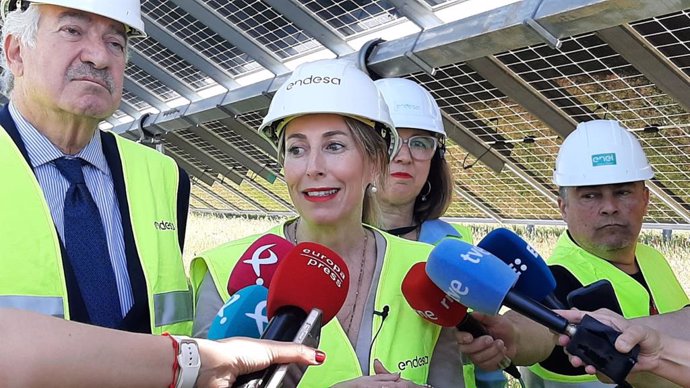 La presidenta de la Junta de Extremadura, María Guardiola, en declaraciones a los medios durante su visita a la planta solar 'Puerta Palmas'