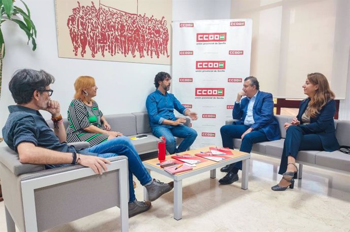 El secretario general de CCOO de Sevilla, Carlos Aristu, y el secretario general del PSOE de Sevilla, Javier Fernández.