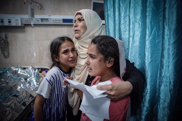 Una mujer y dos niñas palestinas en un hospital en Deir al Balá, en el centro de la Franja de Gaza (archivo)