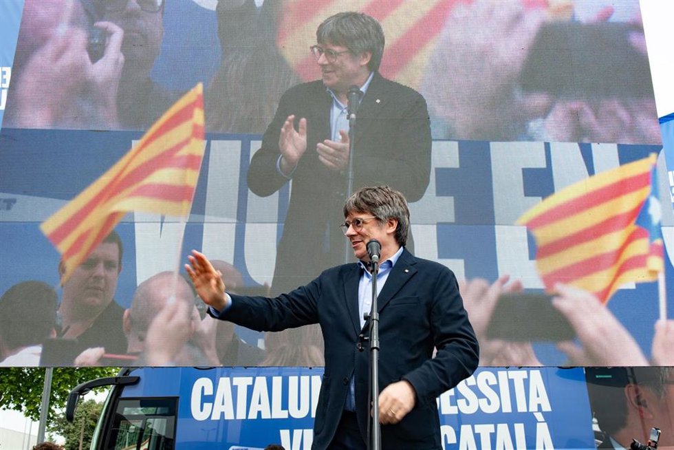 El expresidente de la Generalitaty candidato de Junts a las elecciones catalanas, Carles Puigdemont, interviene durante un mitin en Argels (Francia)