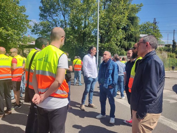 El secretario general de UGT, Pepe Álvarez, con los trabajadores de Sekurit Saint Gobain.