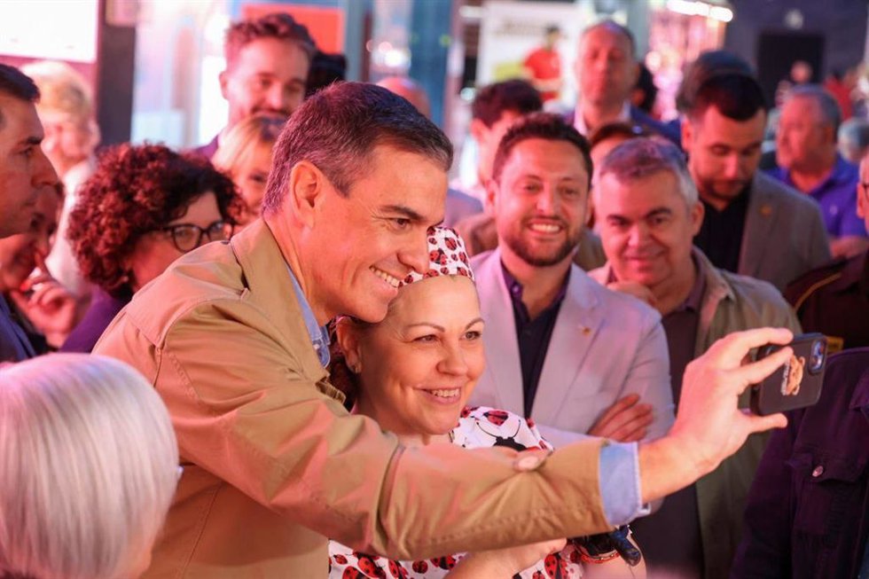 El presidente del Gobierno, Pedro Sánchez, junto al secretario de Organización del PSOE, Santos Cerdán, y al alcalde de Tarragona, Rubén Viñuales, en una visita a Tarragona