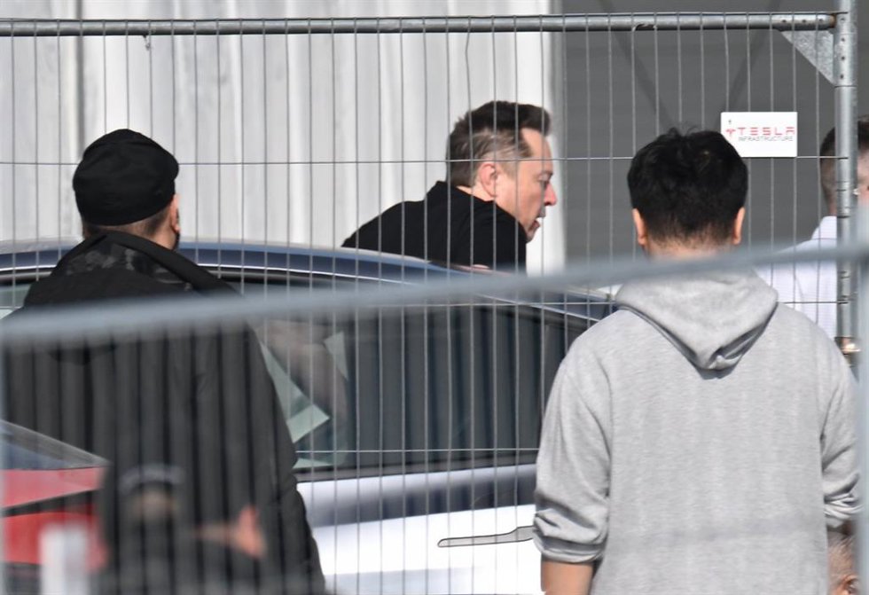 Archivo - 13 March 2024, Brandenburg, Gruenheide: Tesla CEO Elon Musk (C)arrives at the Tesla Gigafactory Berlin-Brandenburg.
