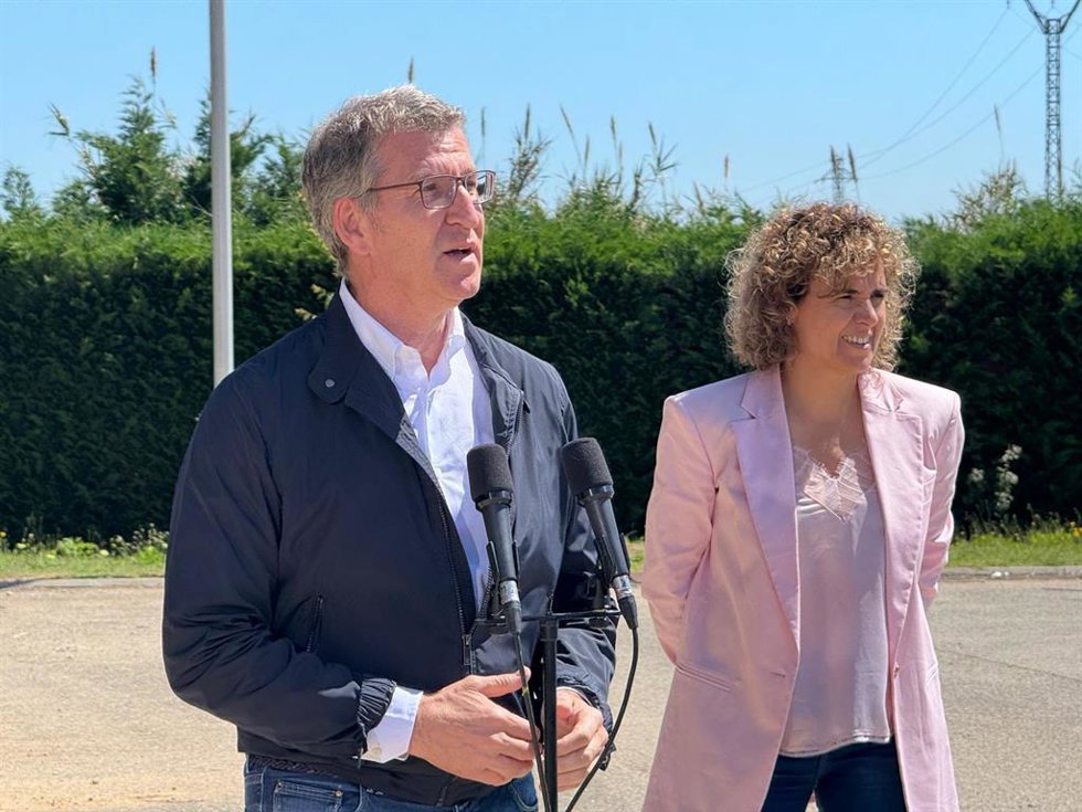 El líder del PP, Alberto Núñez Feijóo, en una visita a las Bodegas Canals & Munné en Sant Sadurní d'Anoia (Barcelona)