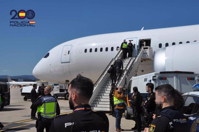 Expulsados 13 extranjeros que presuntamente acumulaban gran cantidad de delitos en Barcelona
