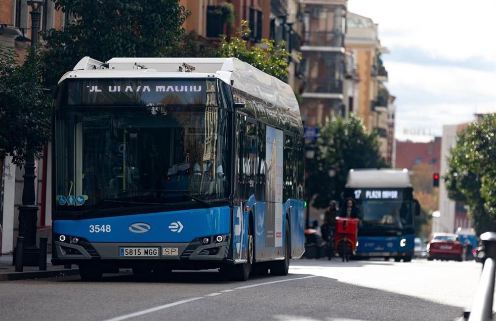 Archivo - Un autobús de la EMT