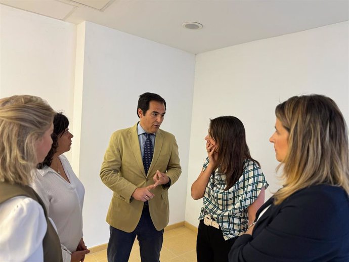 El consejero de Justicia, Administración Local y Función Pública, José Antonio Nieto, en una visita a los juzgados de Sanlúcar de Barrameda (Cádiz).