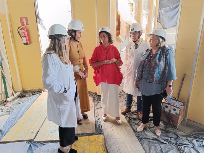 La consejera de Salud y Consumo de la Junta de Andalucía, Catalina García, en su visita a las obras del centro de salud de La Orden de Huelva.
