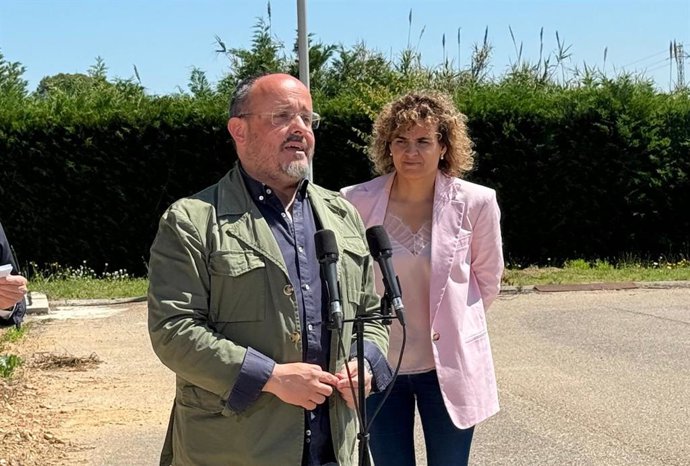 El candidato del PP a las elecciones catalanas, Alejandro Fernández, en una visita a las Bodegas Canals & Munné en Sant Sadurní d'Anoia (Barcelona)