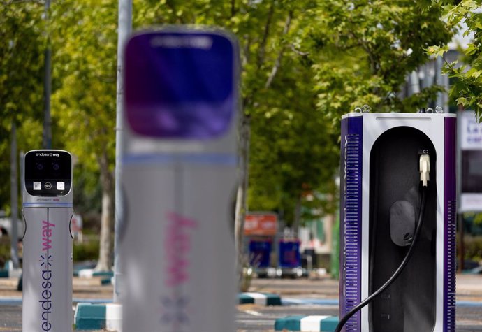 Varios puntos de carga de vehículos eléctricos, a 9 de mayo de 2024, en Madrid (España).