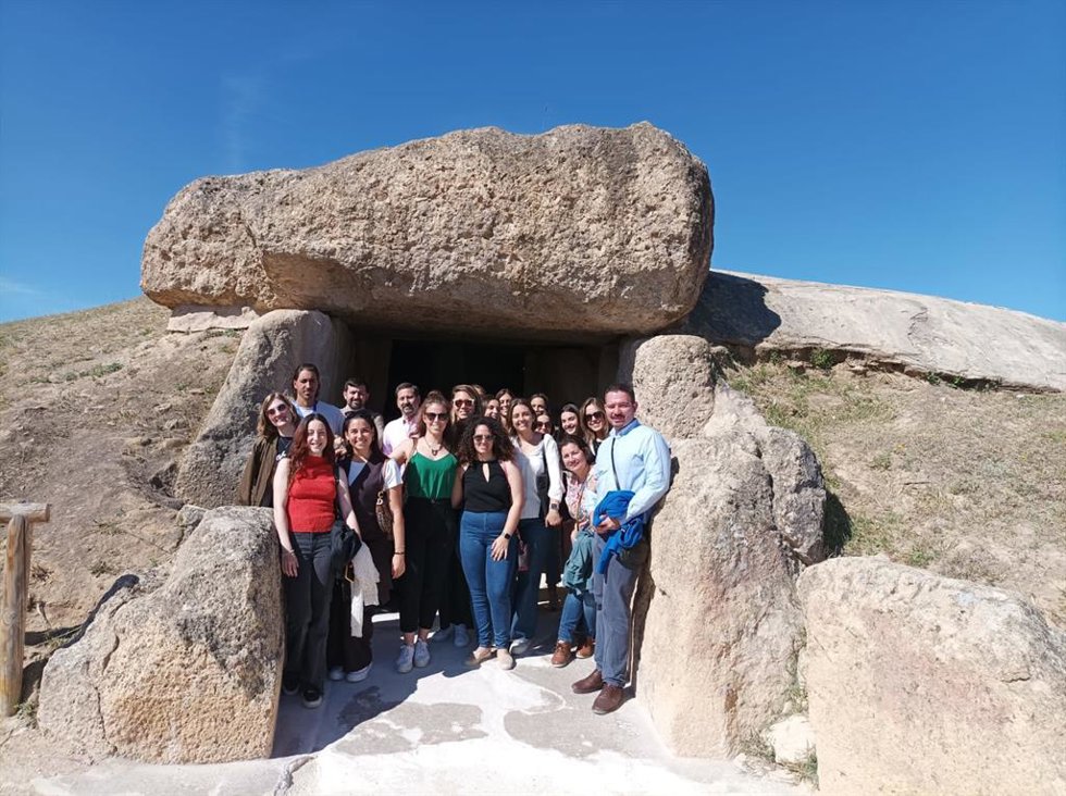 La jornada se ha iniciado con una visita al Conjunto Arqueológico Dólmenes de Antequera, Sitio Patrimonio Mundial de la Unesco, ofrecida por el Ayuntamiento de la ciudad, durante la que se ha podido disfrutar de unos momentos de convivencia.
