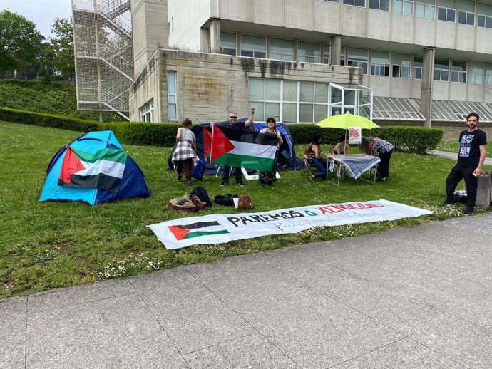 Estudantes acampan no Campus de Elviña, na Coruña, para mostrar o seu apoio ao pobo palestino.