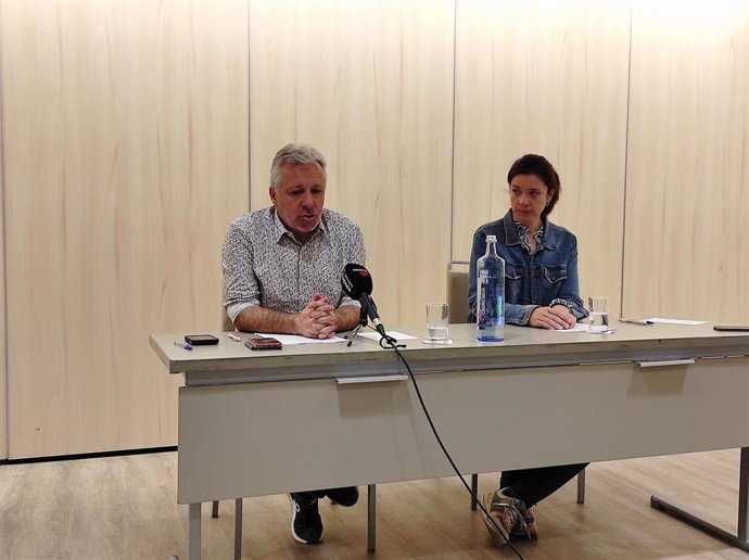 La presidenta de UCAN, Esther Burgui, y el presidente de UAGN, Félix Bariáin, en rueda de prensa.