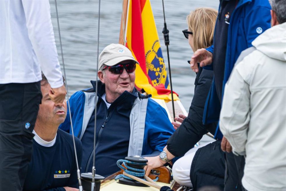 Archivo - El Rey emérito Juan Carlos I (c) participa durante las regatas en el Club Naútico de Sanxenxo, a 17 de marzo de 2024, en Sanxenxo, Pontevedra, Galicia (España).