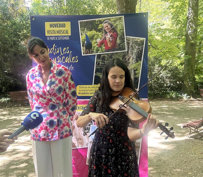 La concejal de Turismo, Eventos y Marca de Ciudad, Blanca Jiménez, y la violnista y guía turística Águeda Sastre.