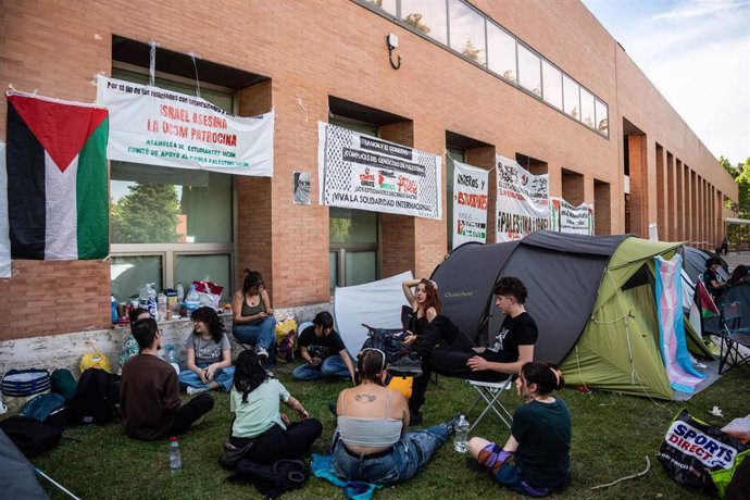 Estudiantes durante una acampada propalestina en Ciudad Universitaria