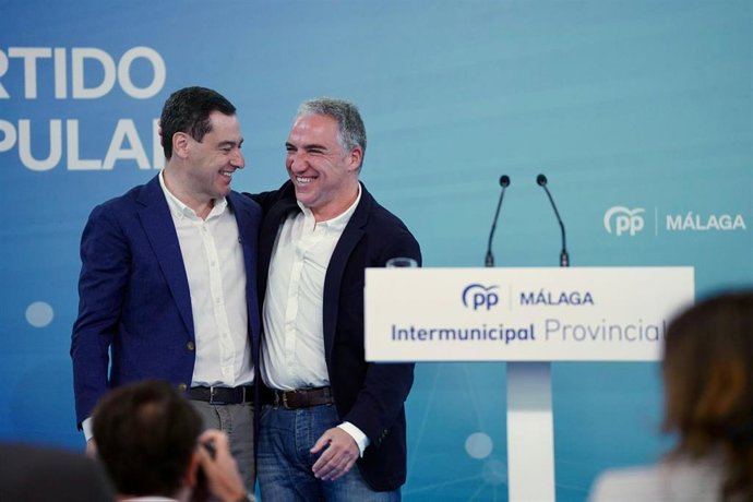 El presidente del PP andaluz y de la Junta de Andalucía, Juanma Moreno, este viernes en Málaga junto al vicesecretario de Coordinación Autonómica y Local del PP, Elías Bendodo.
