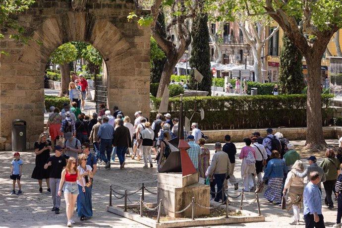 Varios turistas se hacen un selfie en una calle de Palma de Mallorca, a 16 de abril de 2024, en Palma de Mallorca, Mallorca, Baleares (España).