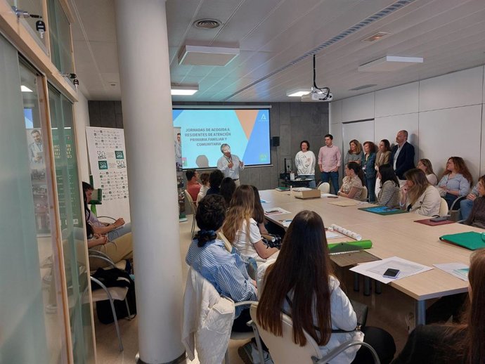 Los residentes, en la jornada de acogida, con responsables sanitarios y de la Delegación de Salud.