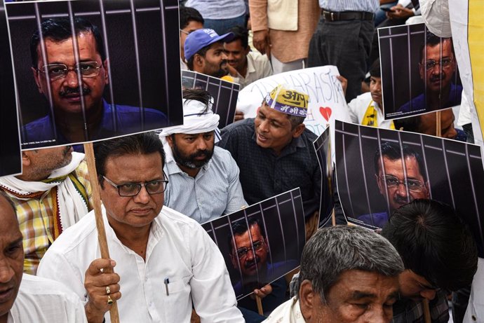 Archivo - Seguidores del partido Aam Aadmi piden la liberación del ministro principal de Delhi, Arvind Kejriwal.