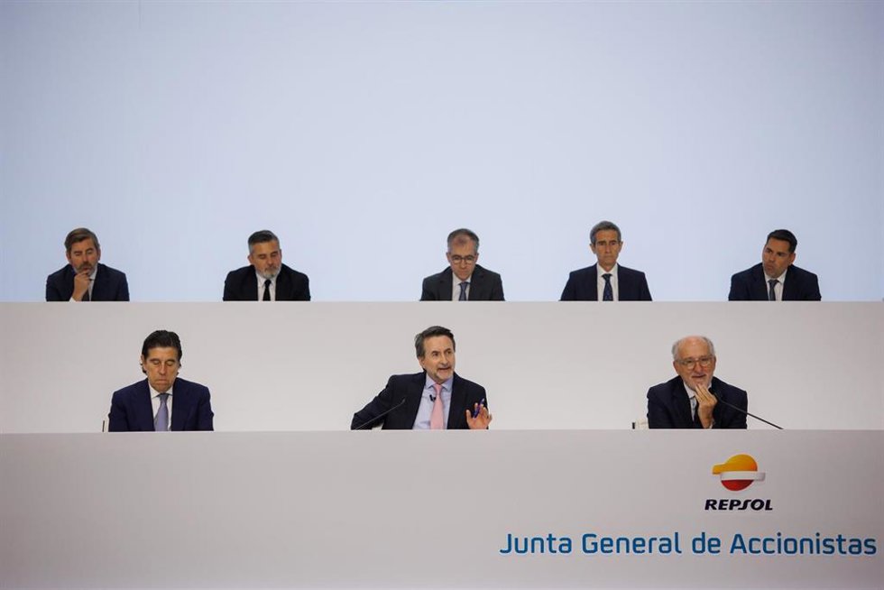 (I-D) El consejero externo independiente de Repsol, Manuel Manrique; el consejero delegado de Repsol, Josu Jon Imaz y el presidente de Repsol, Antonio Brufau, durante la Junta General de Accionistas de Repsol, en el Palacio de Congresos de Madrid, a 10 