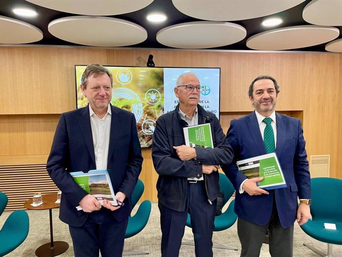 En la fotografía, de izquierda a derecha, Protasio Rodríguez, Director General de Bayer Crop Science; Juan Ignacio Senovilla, presidente de ALAS y Víctor Yuste, Director General del Foro Interalimentario.