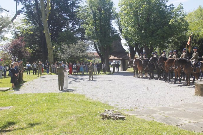 La unidad de Artillería de la Guardia Real realiza un homenaje a Pedro Velarde en su casa natal de Muriedas