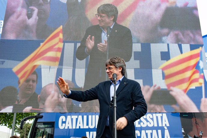 El expresidente de la Generalitat de Catalunya y candidato de Junts a las elecciones catalanas, Carles Puigdemont, interviene durante un mitin de campaña de Junts, en Jean Carrère Space, a 4 de mayo de 2024, en Argelès (Francia). Este es uno de los actos 