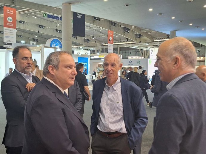 El ministro de Industria y Turismo, Jordi Hereu, durante su visita a la feria Hispack este viernes en el recinto Gran Via de Fira de Barcelona