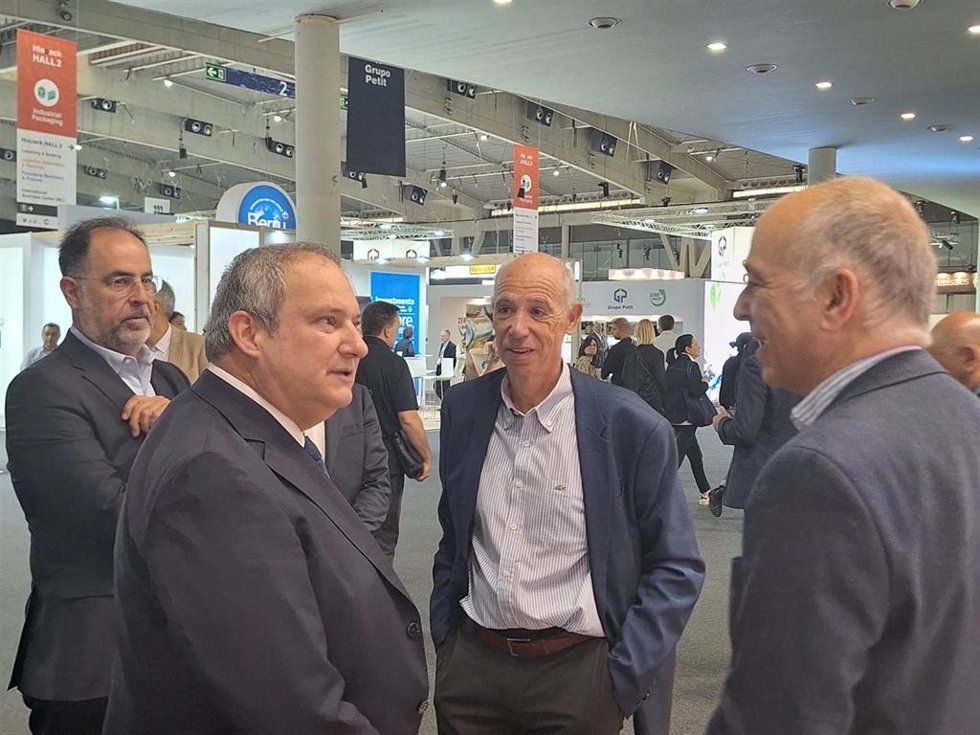 El ministro de Industria y Turismo, Jordi Hereu, durante su visita a la feria Hispack este viernes en el recinto Gran Via de Fira de Barcelona
