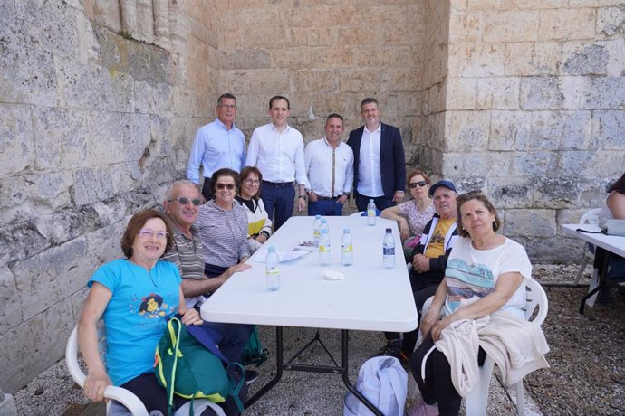 El presidente de la Diputación y el alcalde de Cabezón con participantes en los Paseos Saludables.