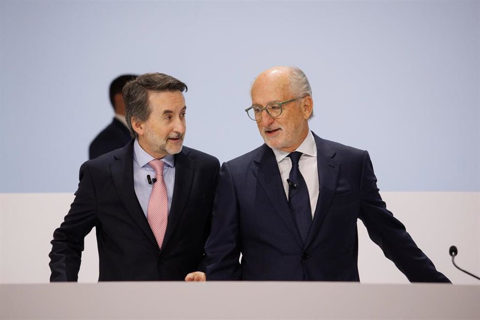 El consejero delegado de Repsol, Josu Jon Imaz, y el presidente de Repsol, Antonio Brufau, este viernes en la junta general de accionistas.