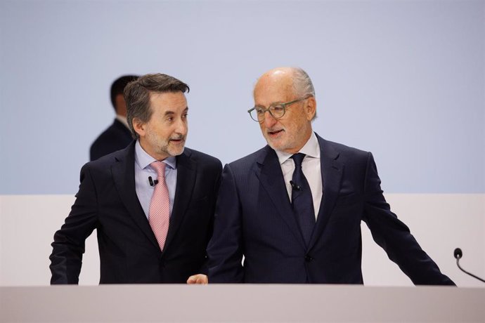 El consejero delegado de Repsol, Josu Jon Imaz (i) y el presidente de Repsol, Antonio Brufau (d), durante la Junta General de Accionistas de Repsol, en el Palacio de Congresos de Madrid, a 10 de mayo de 2024, en Madrid (España).