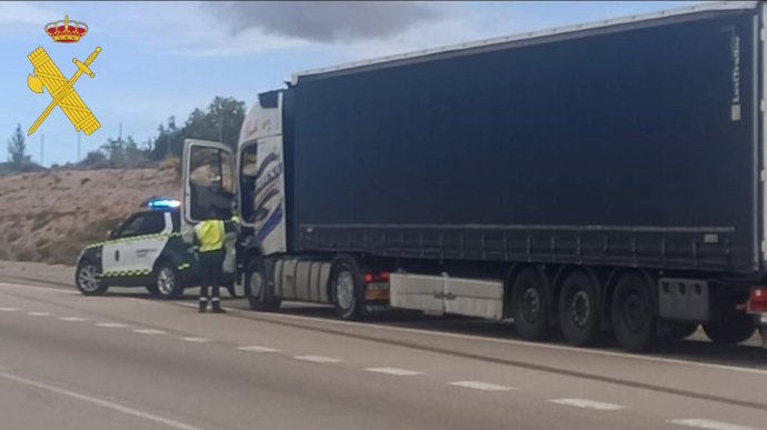 Dos camioneros se enfrentan hasta a 6 meses de cárcel por cuadruplicar la tasa de alcohol en la A-23 en Teruel.