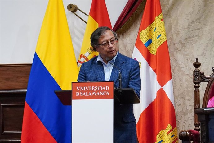 Archivo - El presidente de Colombia, Gustavo Petro, interviene tras recoger la Medalla de la Universidad de Salamanca