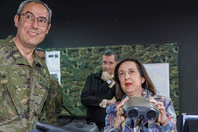 El jefe de Estado Mayor del Ejército de Tierra (JEME), Amador Enseñat y Berea (c), y la ministra de Defensa, Margarita Robles (d), durante su visita a las instalaciones de la Academia de Artillería de Segovia.