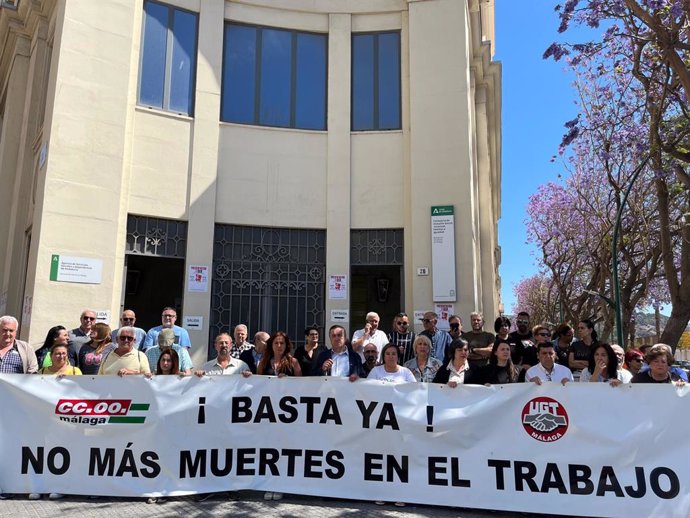 Concentración de CCOO y UGT en Málaga para reclamar que cesen las muertes en el trabajo.
