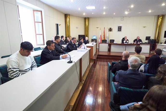 Los acusados (1i) y (3i) durante el juicio por el accidente mortal de Castelar, en la Audiencia Provincial de Cantabria, a 6 de mayo de 2024, en Santander, Cantabria (España).  