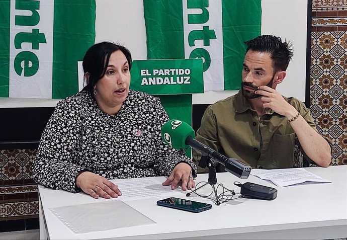 La coordinadora de Movimientos Sociales de Adelante Andalucía, Ana Fernánez, junto al portavoz municipal de Adelante en Cádiz, David de la Cruz, en una rueda de prensa en la ciudad de Cádiz.