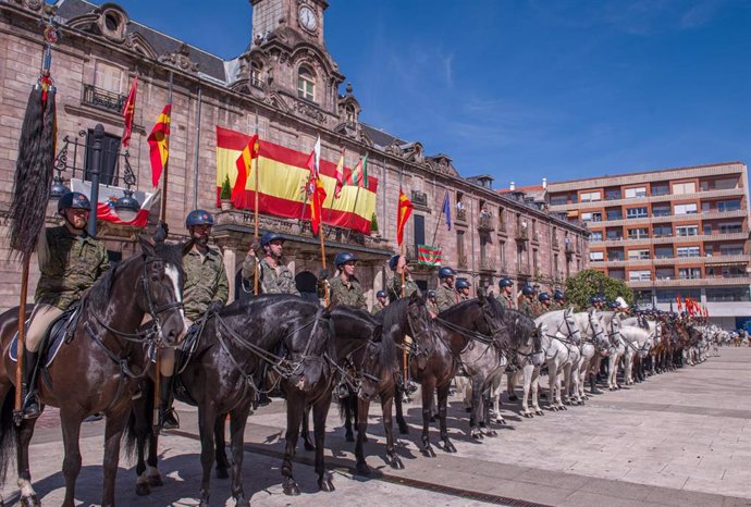 Miembros de la Guardia Real en Torrelavega