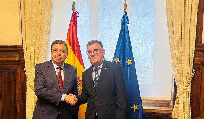 El conseller de Agricultura, Pesca y Medio Natural, Joan Simonet, y el ministro de Agricultura, Pesca y Alimentación, Luis Planas.