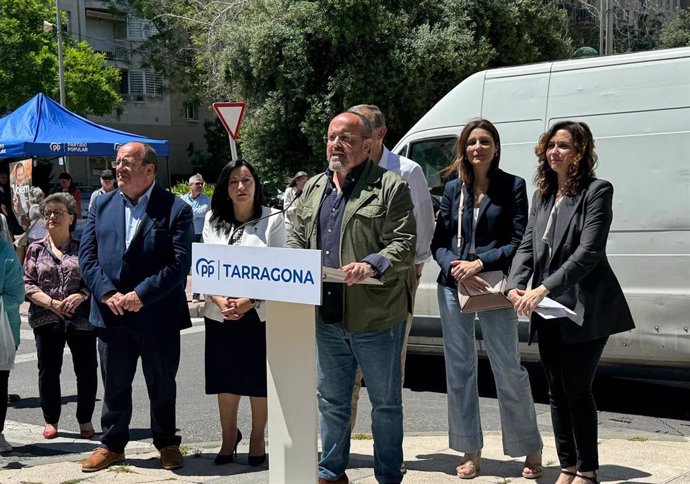El candidato del PP a las eleccinoes catalanas, Alejandro Fernández, junto a la presidenta de la Comunidad de Madrid, Isabel Díaz Ayuso