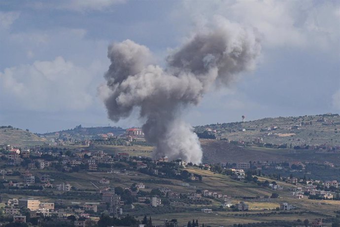 Columna de humo tras un bombardeo del Ejército de Israel contra la localidad de Mais al Yabal, en el sur de Líbano (archivo)
