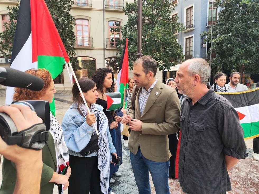 Archivo - Imagen de archivo del coordinador general de IU Andalucía, Toni Valero, en un encuentro con un grupo de apoyo solidario a Palestina.