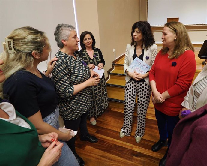 La ministra de Igualdad, Ana Redondo (2d), conversa durante la clausura las jornadas 'Violencia de Género: retos presentes y futuros', en la facultad de Derecho de la Universidad de Valladolid