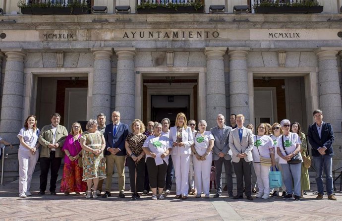 Foto de familia del acto celebrado a las puertas del Ayuntamiento, con la alcaldesa Pilar Miranda en el centro.