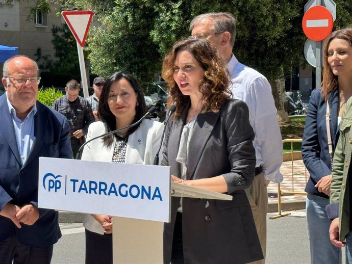 La presidenta de la Comunidad y del PP de Madrid, Isabel Díaz Ayuso, en declaraciones a los periodistas en Tarragona.