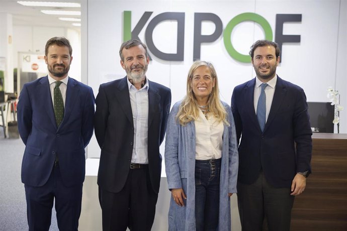 La consejera de Economía, Hacienda y Empleo, Rocío Albert, en las instalaciones de Tres Cantos de la empresa madrileña KDPOF